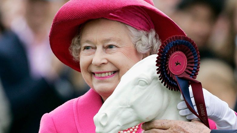 Królowa Elżbieta pozuje z kucami 