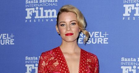 "Współczesna rodzina": Elizabeth Banks w prześwitującej kreacji