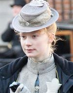 Vera Farmiga i Mia Wasikowska patrzą z mostu