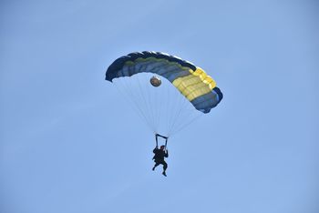 W Wierzbnie znów wylądowali spadochroniarze. Tak jak 82 lata temu