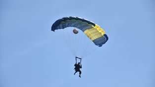 W Wierzbnie znów wylądowali spadochroniarze. Tak jak 82 lata temu