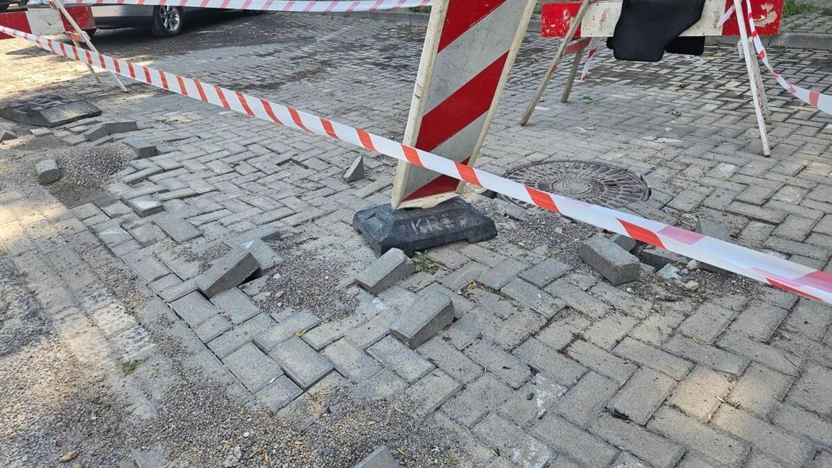 Tak wygląda nawierzchnia miejsc postojowych na al. Andersa po niedzielnym zalaniu ulicy