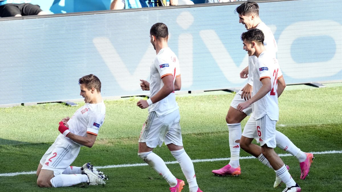 Piłkarze reprezentacji Hiszpanii świętujący po golu  Cesara Azpilicuety