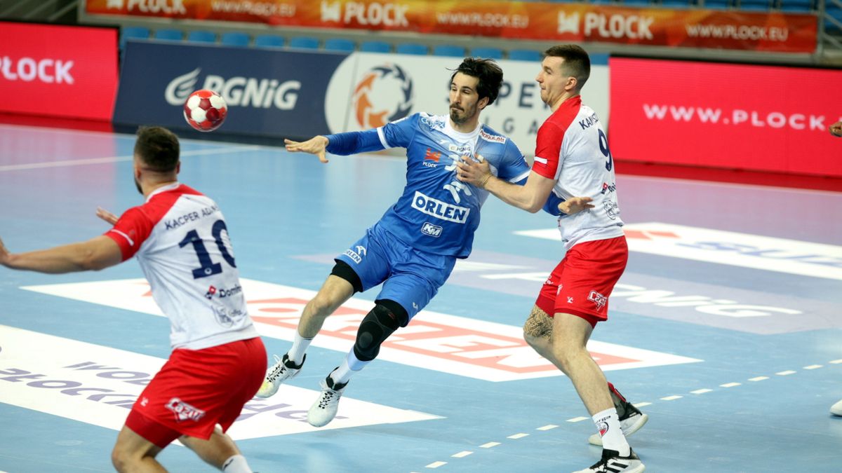 PAP / Szymon Łabiński / Na zdjęciu: zawodnik drużyny Orlen Wisła Płock Alvaro Ruiz (w środku) oraz Kacper Adamski (z lewej) i Robert Kamyszek (P) z zespołu Energa MKS Kalisz