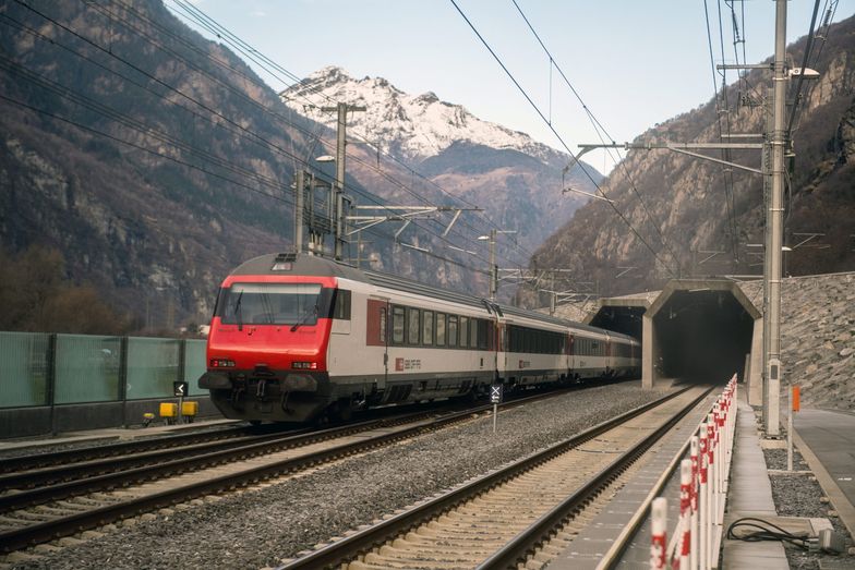 Najdłuższy na świecie tunel kolejowy już otwarty. Kosztował 11 mld euro