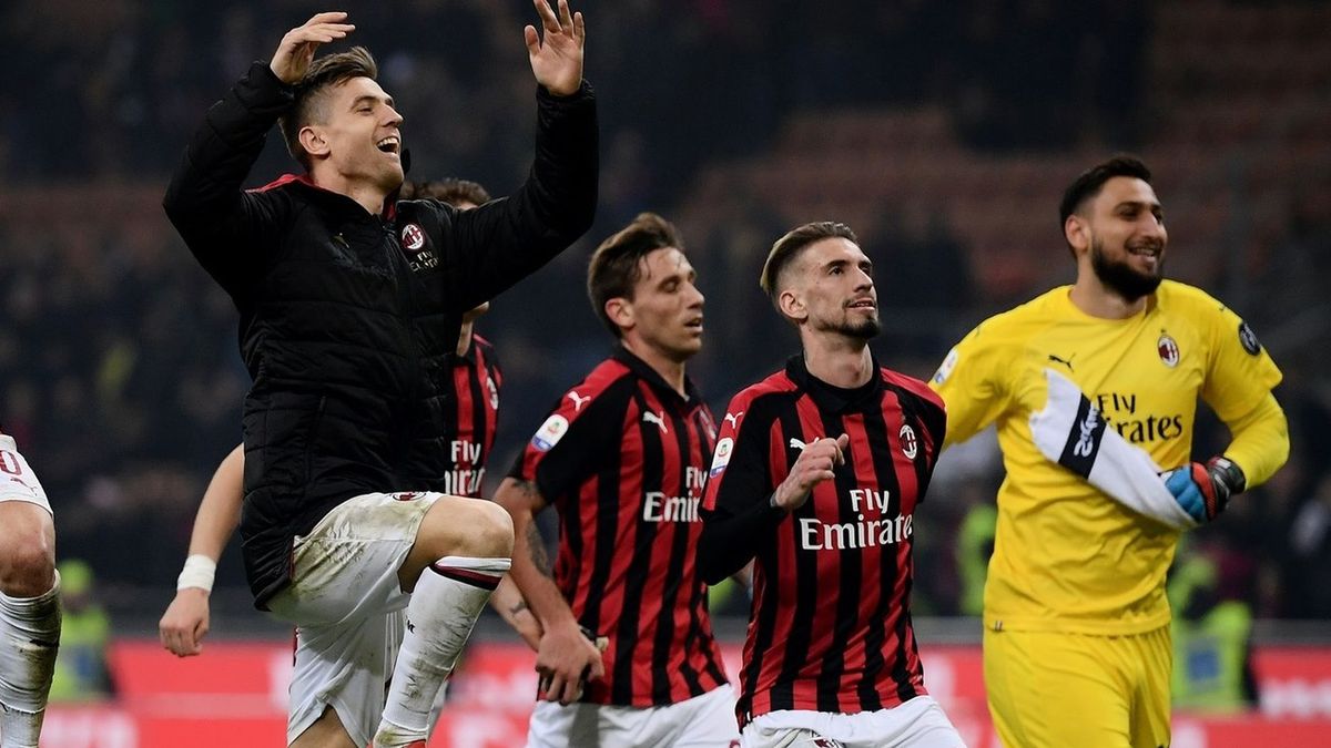 Krzysztof Piątek z piłkarzami AC Milan