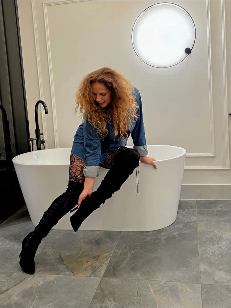 Joanna Liszowska wygina się na meblach