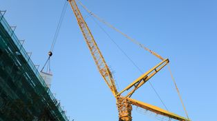 Nowym Sącz: Powstaje apartamentowiec przy ul. Gucwy. To nowoczesny budynek z garażem podziemnym. Prace są już zaawansowane