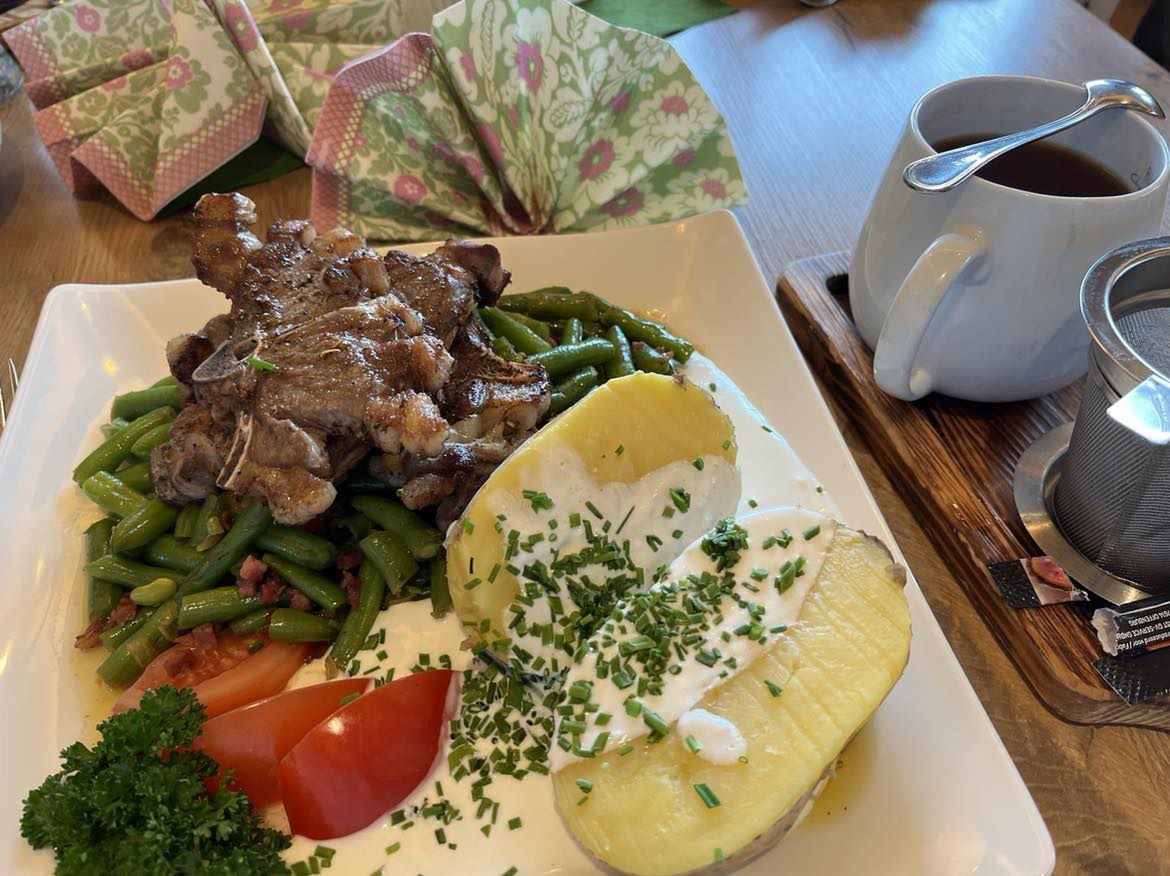 Kotlet jagnięcy z ziemniakiem i fasolką 