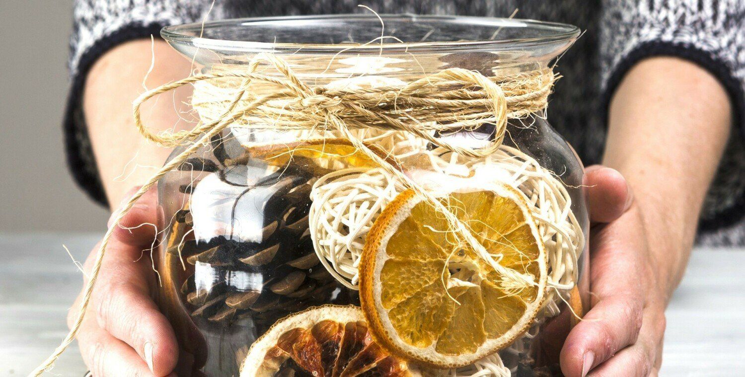 Piękne stroiki w szkle w świątecznym klimacie