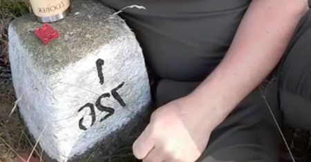 Po co są te kamienie? Grzybiarze gubią się w lasach, bo tego nie wiedzą
