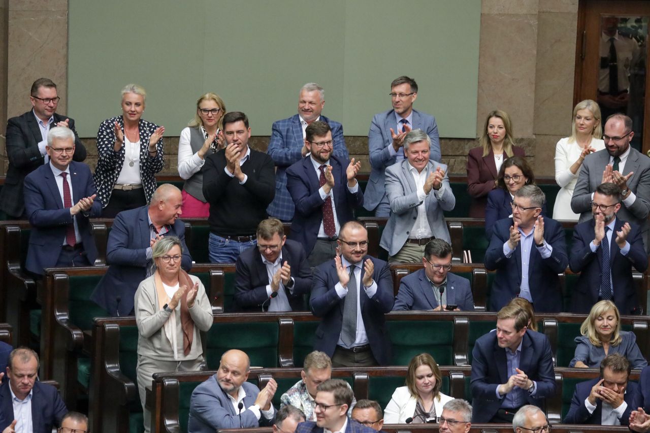 Roszady w ławach poselskich PiS. Kto zastąpi odchodzących do KPRP?