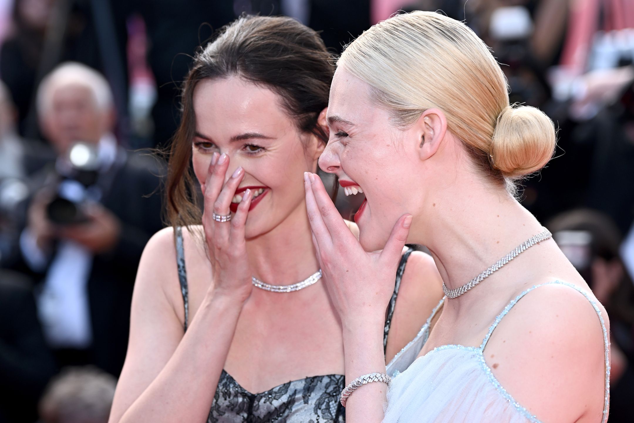 Renate Reinsve i Elle Fanning