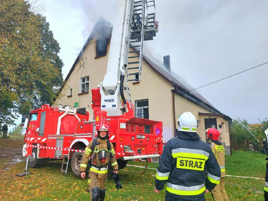 Pożar budynku mieszkalnego w Pustowie w gm. Kępice. (fot. KM PSP Słupsk)