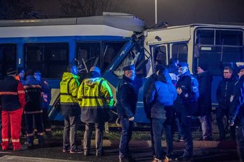 Kraków: Zderzenie tramwajów w Nowej Hucie. Dlaczego po torowiskach wciąż jeżdżą przestarzałe wagony?