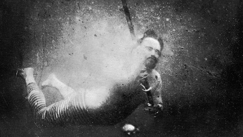 To jeden z najstarszych podwodnych autoportretów świata. Powstał w 1899 r. i wymagał masę pracy