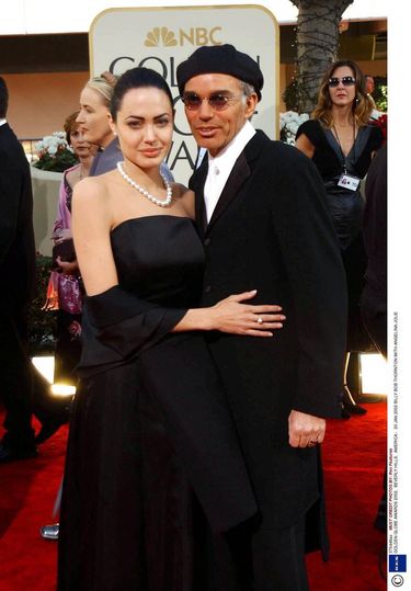 Angelina Jolie w czarnej sukni i z białym sznurem pereł - Złote Globy 2002