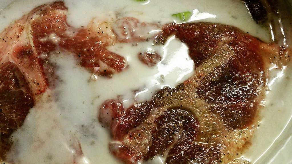 Łopatka wieprzowa z kością (mięso i tłuszcz) smażona na patelni