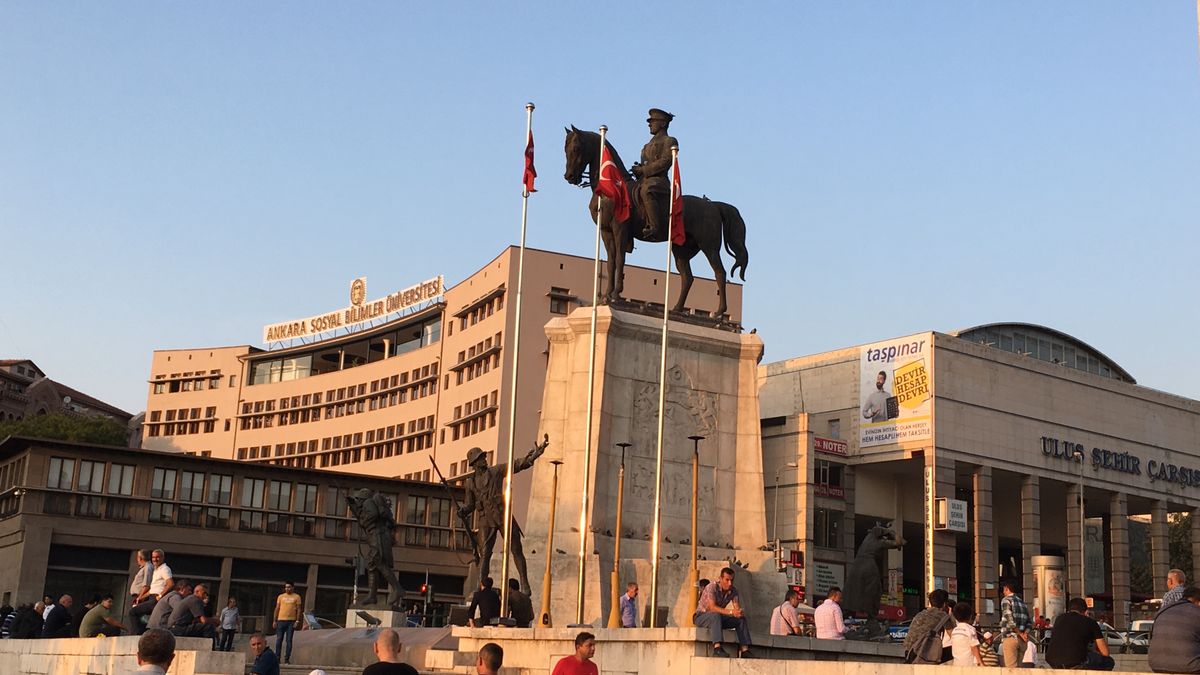 Pomnik Mustafy Kemala Atatürka przy Uniwersytecie w Ankarze