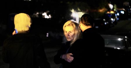 Rozdzierające serce zdjęcia. Rodzice Matthew Perry'ego sfotografowani pod domem syna