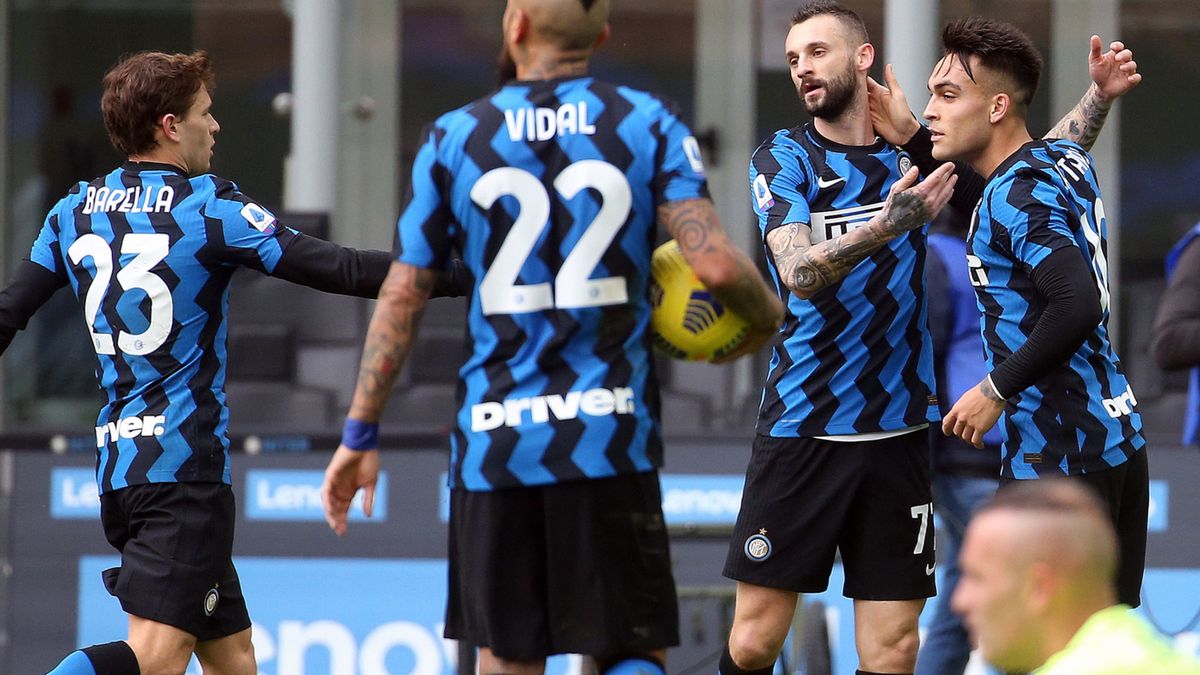 PAP/EPA / MATTEO BAZZI  / Na zdjęciu: Lautaro Martinez (z prawej)