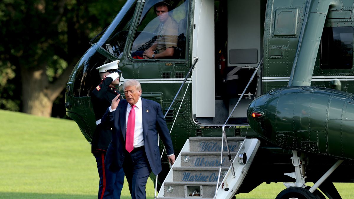 WASHINGTON, DC - JULY 15: U.S. President Donald Trump lifts his hand in a salute as he exits Marine One on the South Lawn of the White House on July 15, 2025 in Washington, DC. Trump spent the afternoon visiting Pittsburgh, where he attended the inaugural Pennsylvania Energy and Innovation Summit at Carnegie Mellon University.  (Photo by Anna Moneymaker/Getty Images)