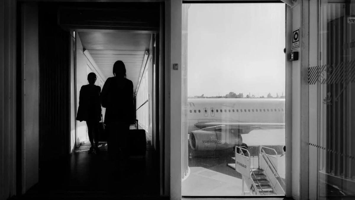 Czarno-białe zdjęcie z terminala lotniskowego.