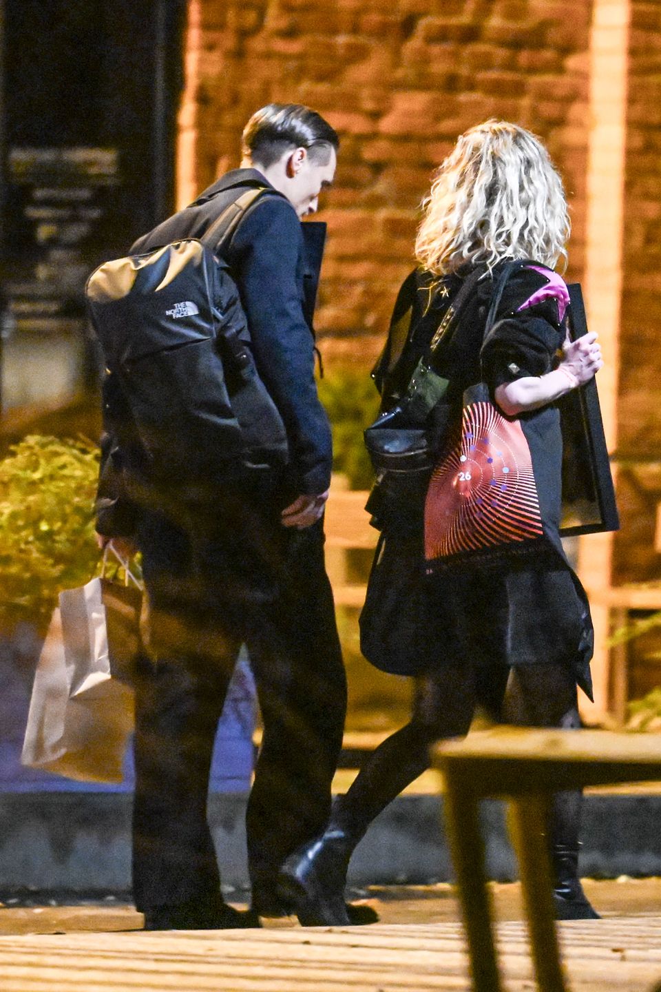 Maurycy Popiel całuje się z tajemniczą blondynką