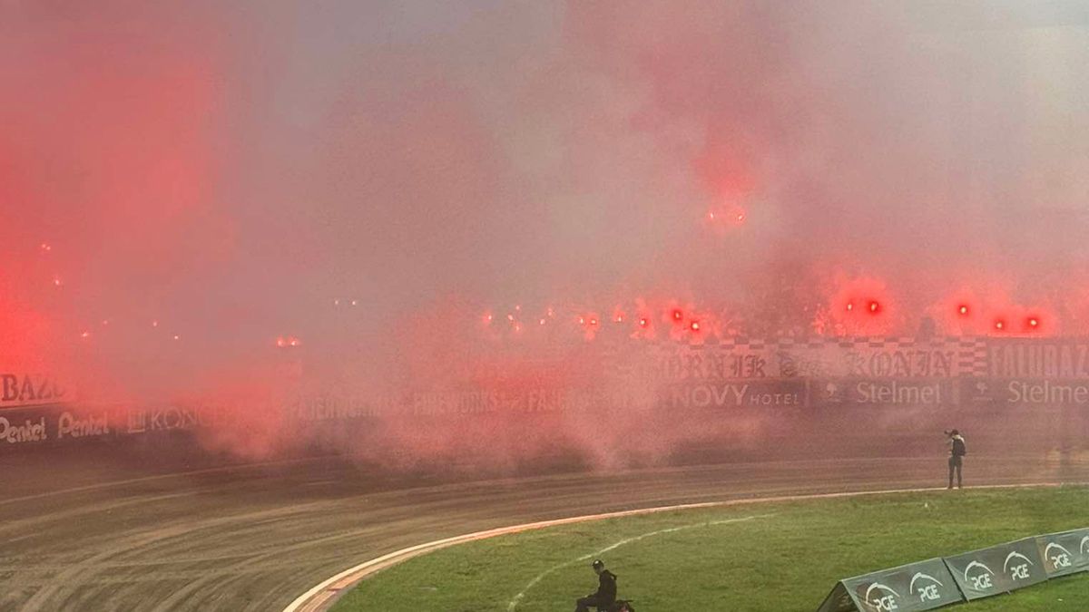 WP SportoweFakty / Na zdjęciu: pirotechnika podczas meczu Falubaz - Stal