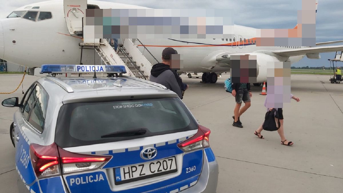 Z pokładu samolotu wpadł wprost w ręce policjantów 