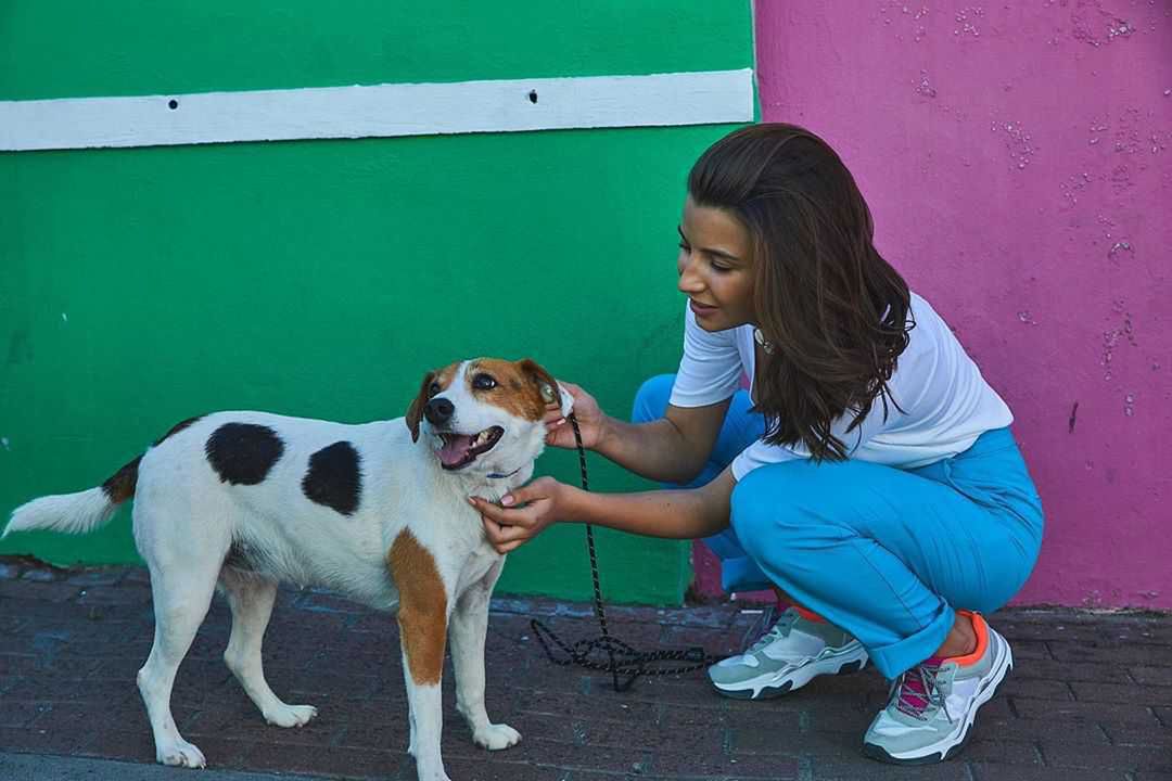 Julia Wieniawa, Julia Wieniawa z pieskiem na planie reklamy butów