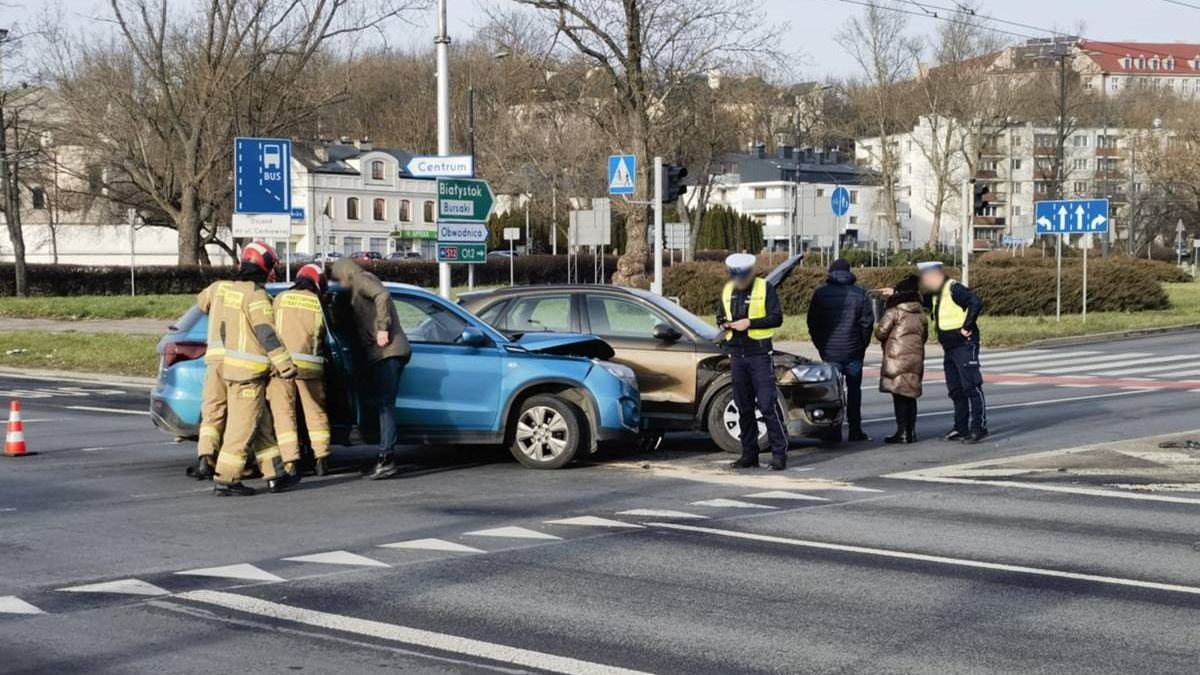 Zderzenie audi z suzuki na rondzie Dmowskiego w Lublinie