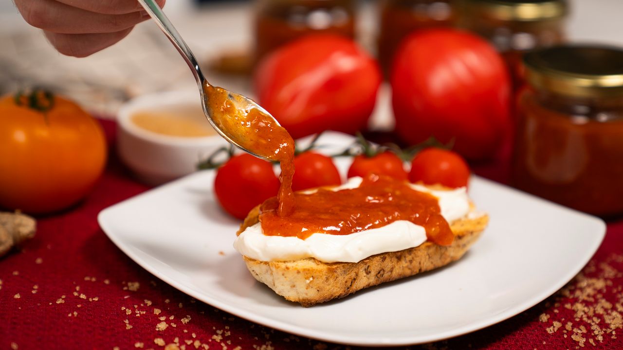 Pomidorowy dżem z nutką korzennych przypraw. Użyjesz go w kuchni na wiele sposobów