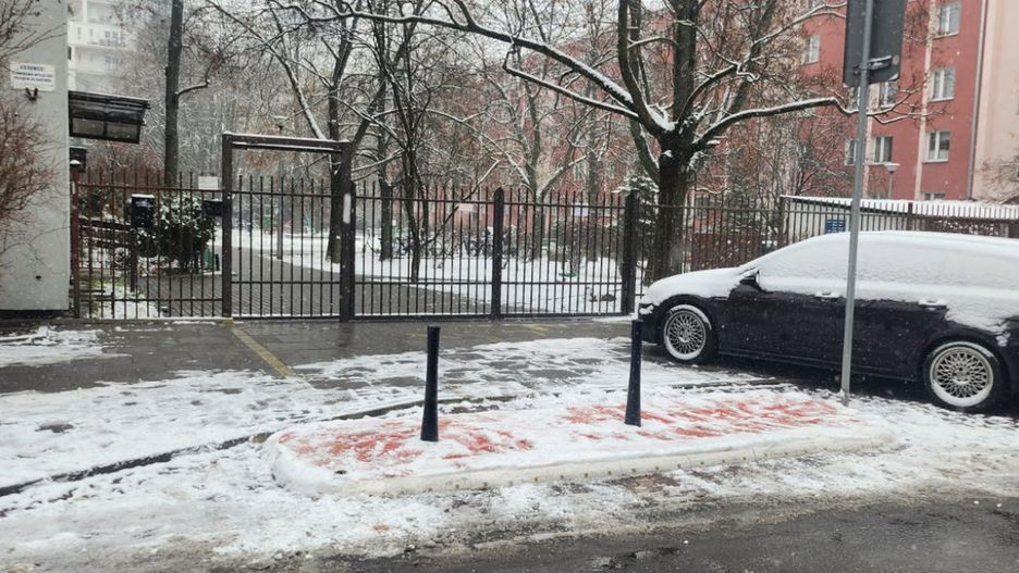 Boguckiego 4/6, bramę wjazdową na osiedle odgrodzono słupkami. Fot. Cezary Kurkus