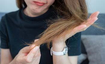 Zimą włosy puszą się i plączą. Użyj tego, a problem zniknie