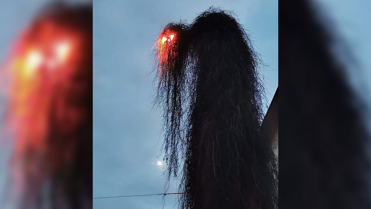 Przerażająca latarnia stoi przy ul. Sienkiewicza we Wrocławiu.