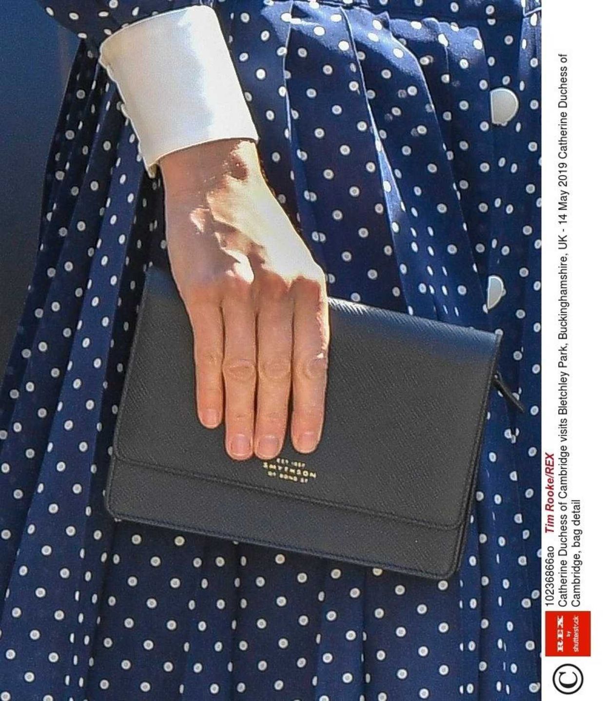 Księżna Kate z czarną torebką