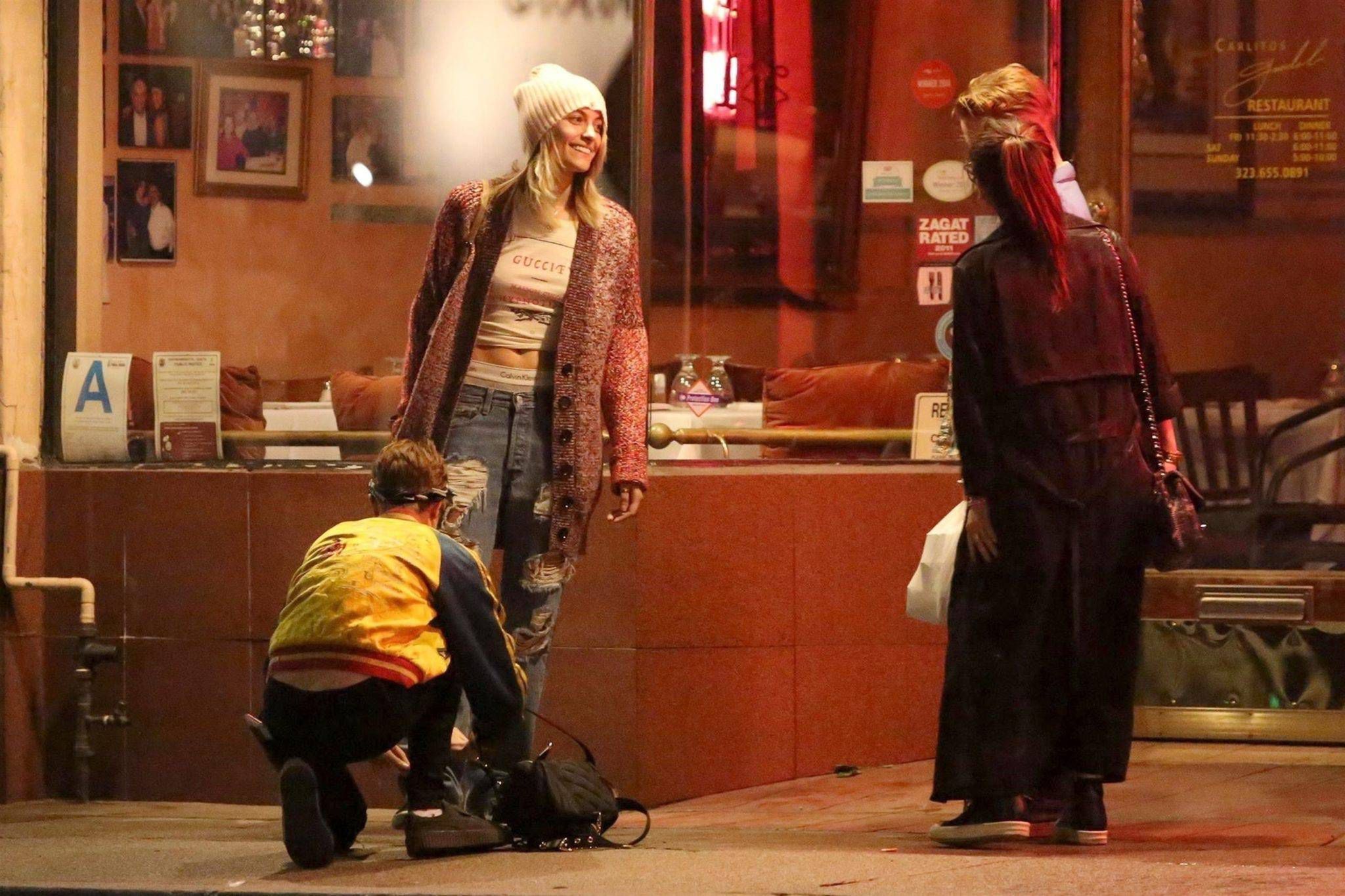 Cara Delevingne i Paris Jackson Kiss całowały się na ulicy. Towarzyszyli im Macaulay Culkin i Brenda Song (BACKGRID/FORUM)