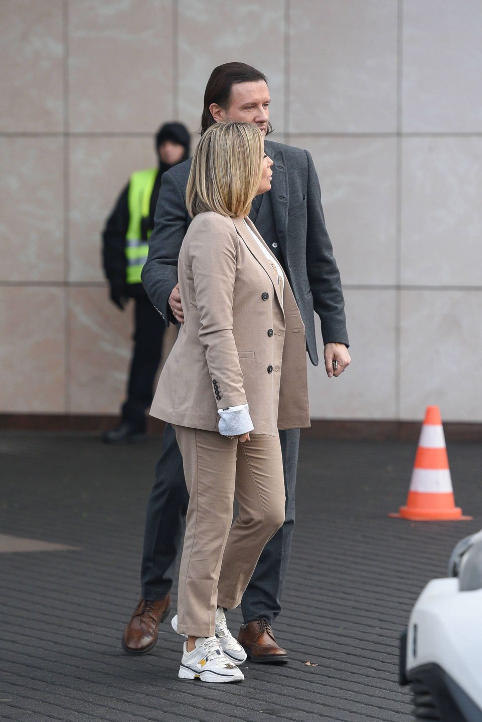 Małgorzata Rozenek w ciąży i Radosław Majdan pod siedzibą TVN-u