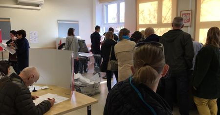 Wybory samorządowe 2018. Mobilizacja wyborców, tworzą się długie kolejki, aby oddać głos