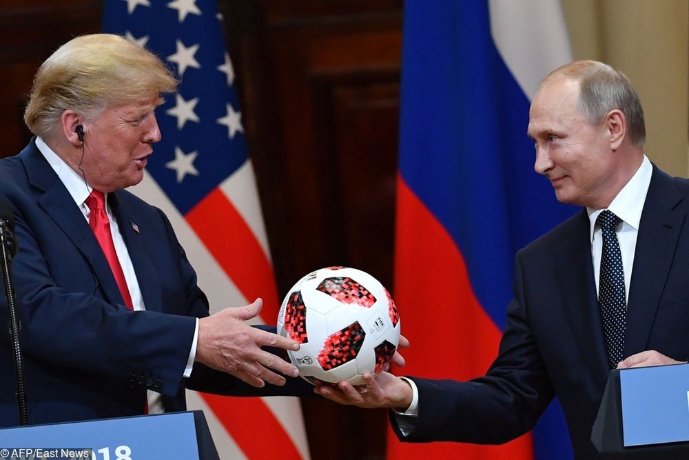 Piłka, którą Putin dał Trumpowi, może zawierać mikrochip
