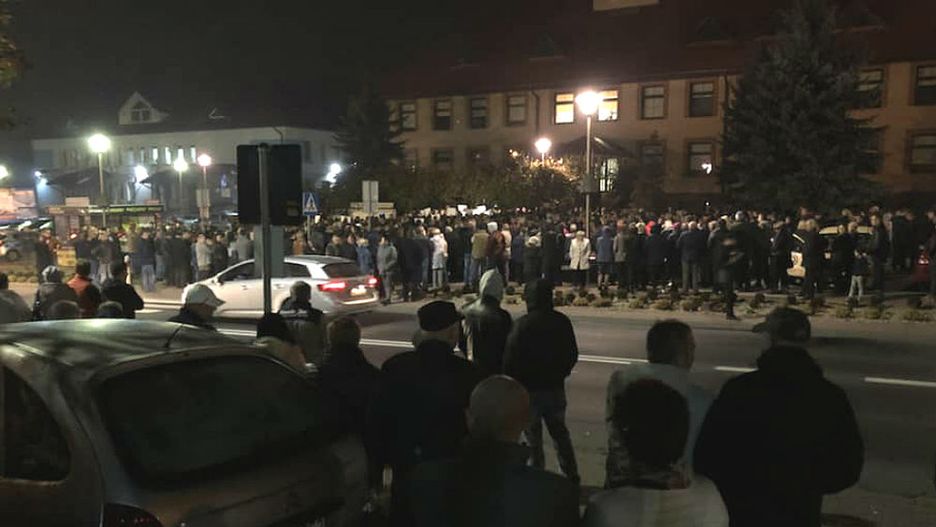 Nocna manifestacja w obronie burmistrza w Działoszynie.