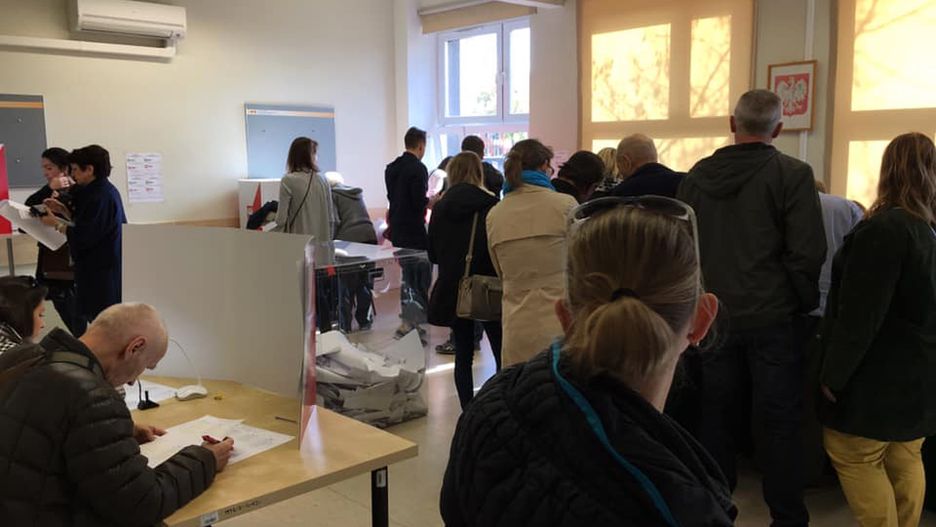 Kolejka do oddania głosu w Warszawie.
