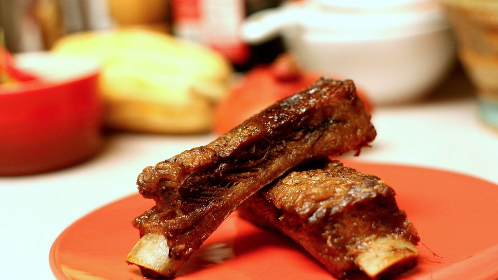 Żeberka wieprzowe z kością (mięso i tłuszcz) smażone na patelni