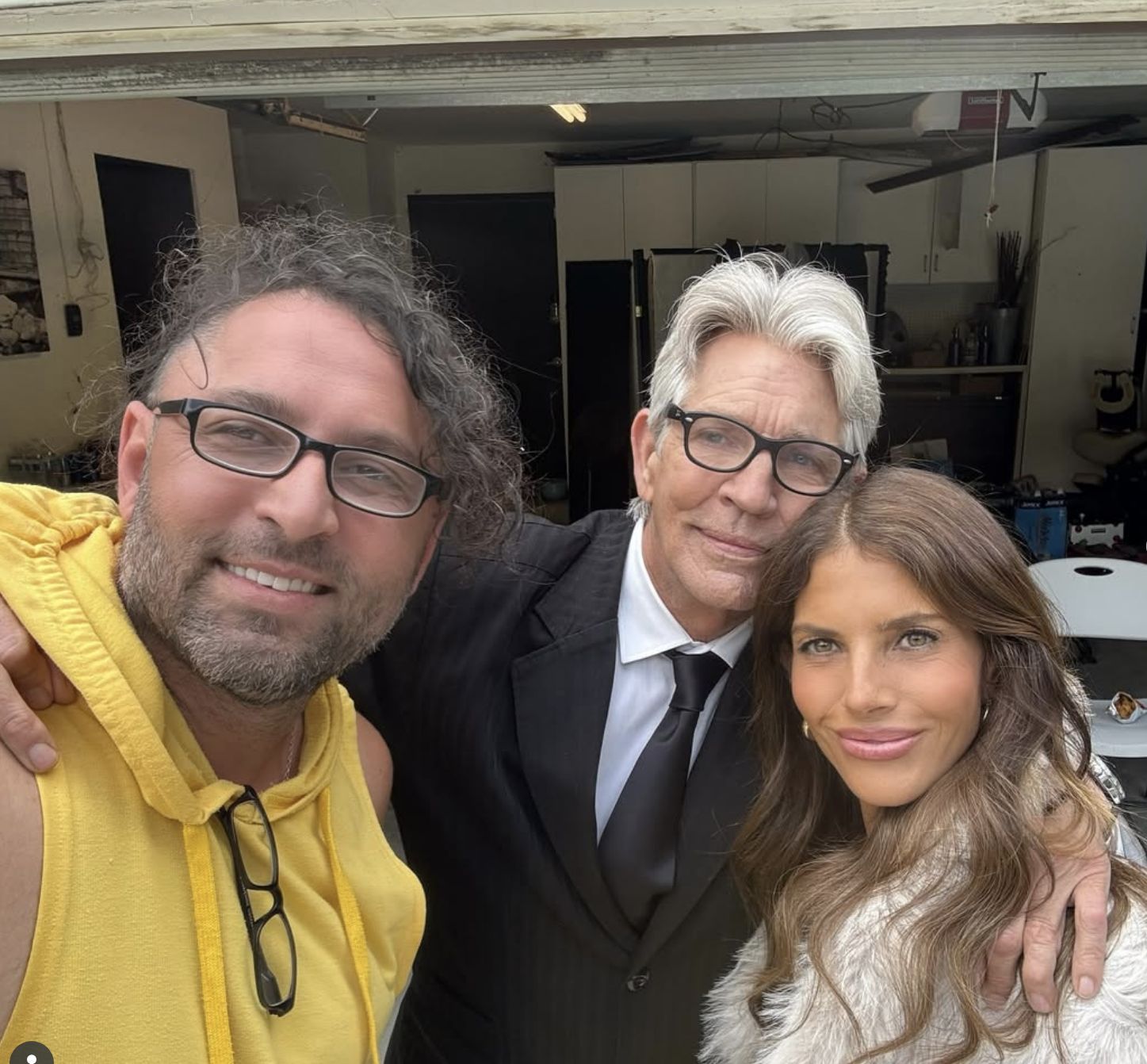 Weronika Rosati i Eric Roberts w towarzystwie reżysera filmu