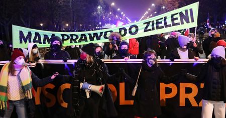 Strajk Kobiet. "Spacer dla przyszłości" przerwany. Protestujący w policyjnym kotle