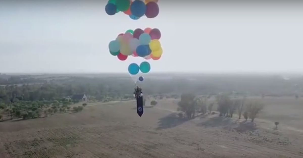 Przyczepił balony do krzesła ogrodowego i przeleciał... 25 kilometrów!