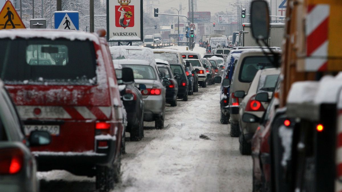 Wielu kierowców przypomina sobie o właściwych oponach dopiero, gdy spadnie śnieg.
