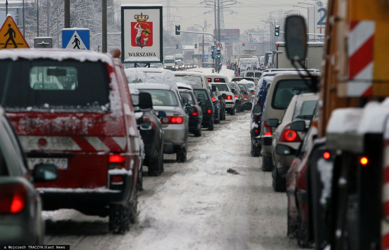 Wielu kierowców przypomina sobie o właściwych oponach dopiero, gdy spadnie śnieg.