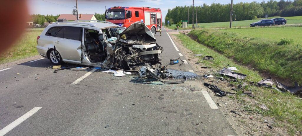 Fot. KMP w Płocku. Czołowe zderzenie dwóch aut